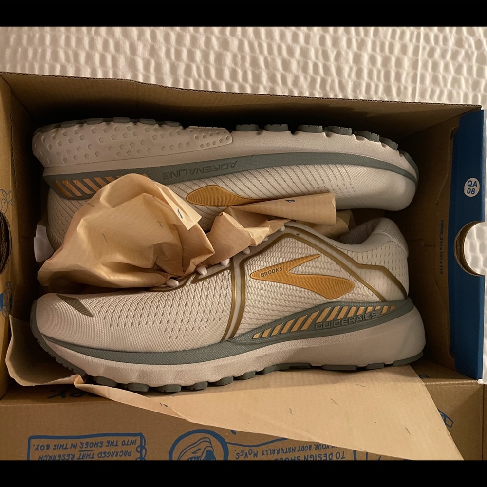 Brooks Adrenaline GTS 20 Running Women’s 11 NIB